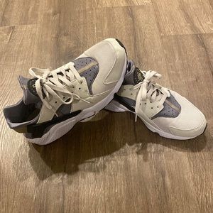 Nike Huaraches size 10